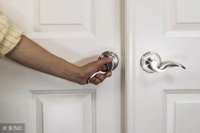 为什么国内住户"入户门"都往外推?听专家一说完,才知好处太多