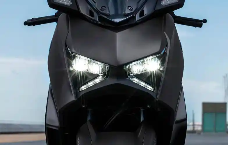 xmax 125 tech max 在标准版的基础上升级而来,换