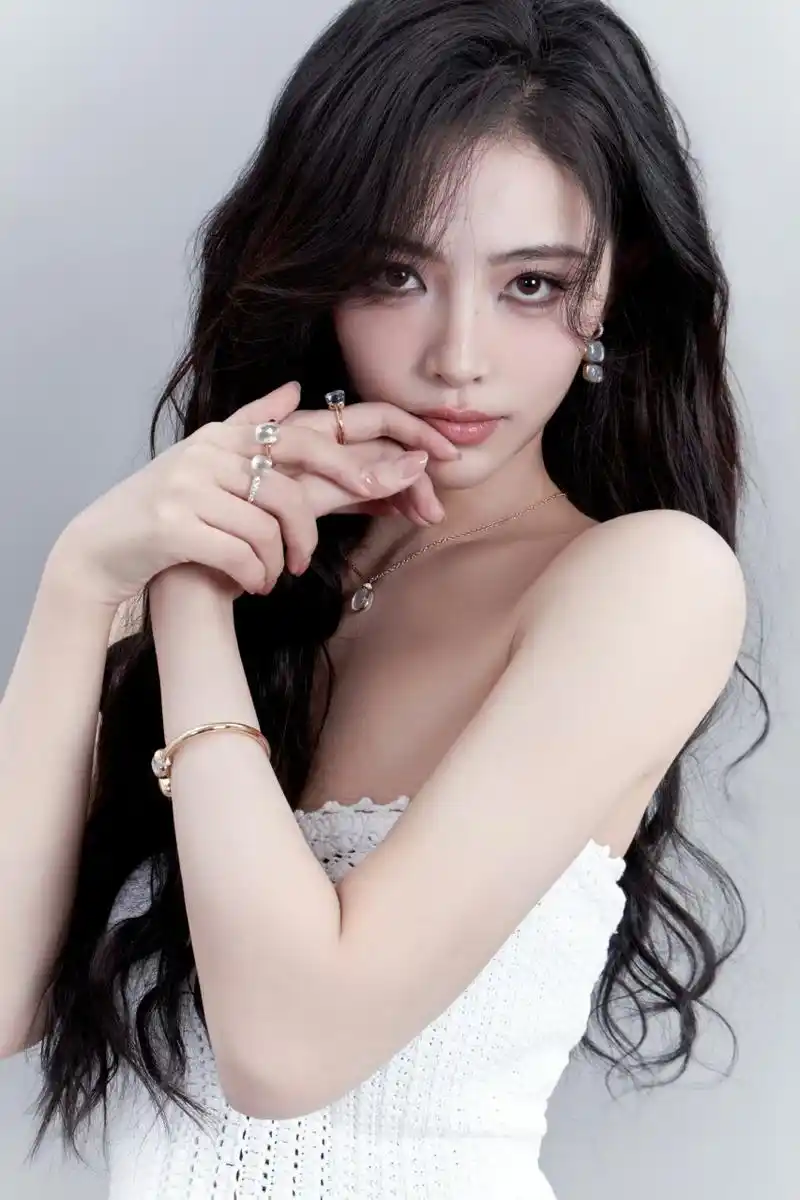 许佳琪身穿镂空针织衫,大胆展示迷人的身材!