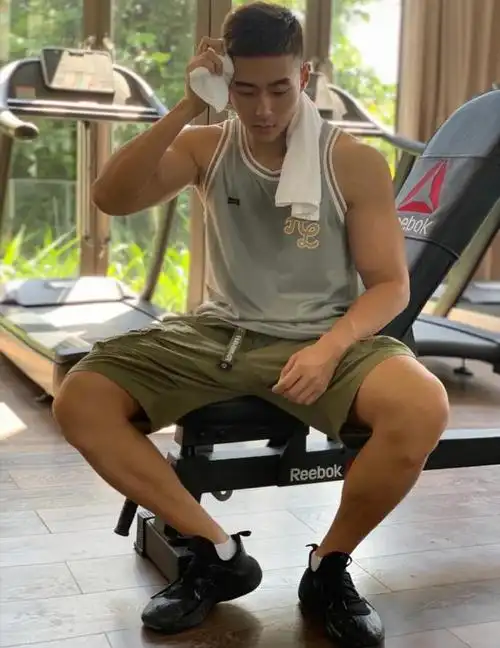 活捉一枚极品肌肉帅哥,颜好身材棒很养眼哦