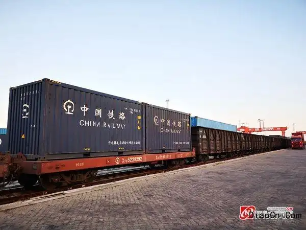 吊车集装箱钦州铁路集装箱中心站开通运营实现海铁公铁联运零距离接驳