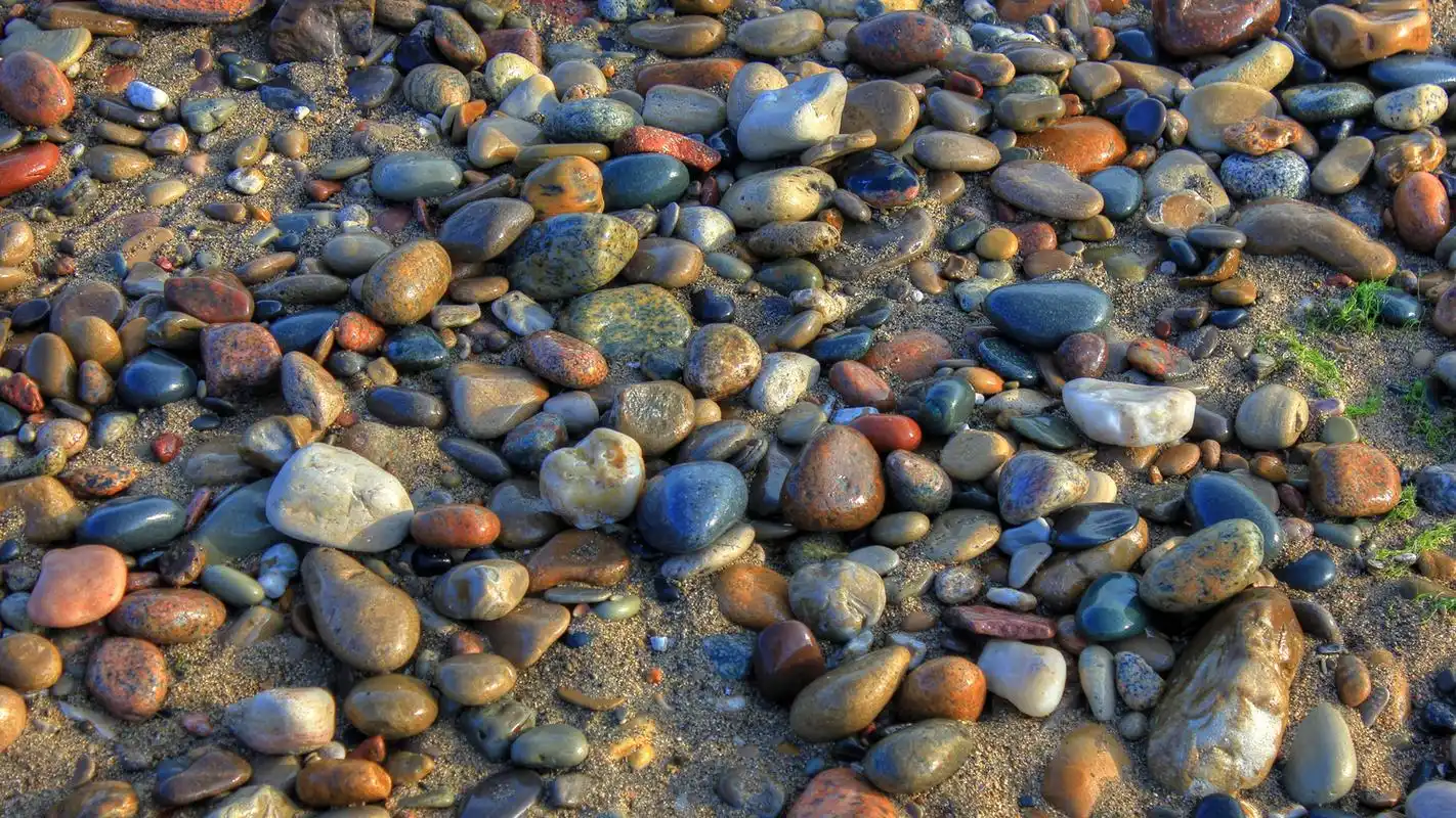 小溪边的鹅卵石摄影高清宽屏桌面壁纸