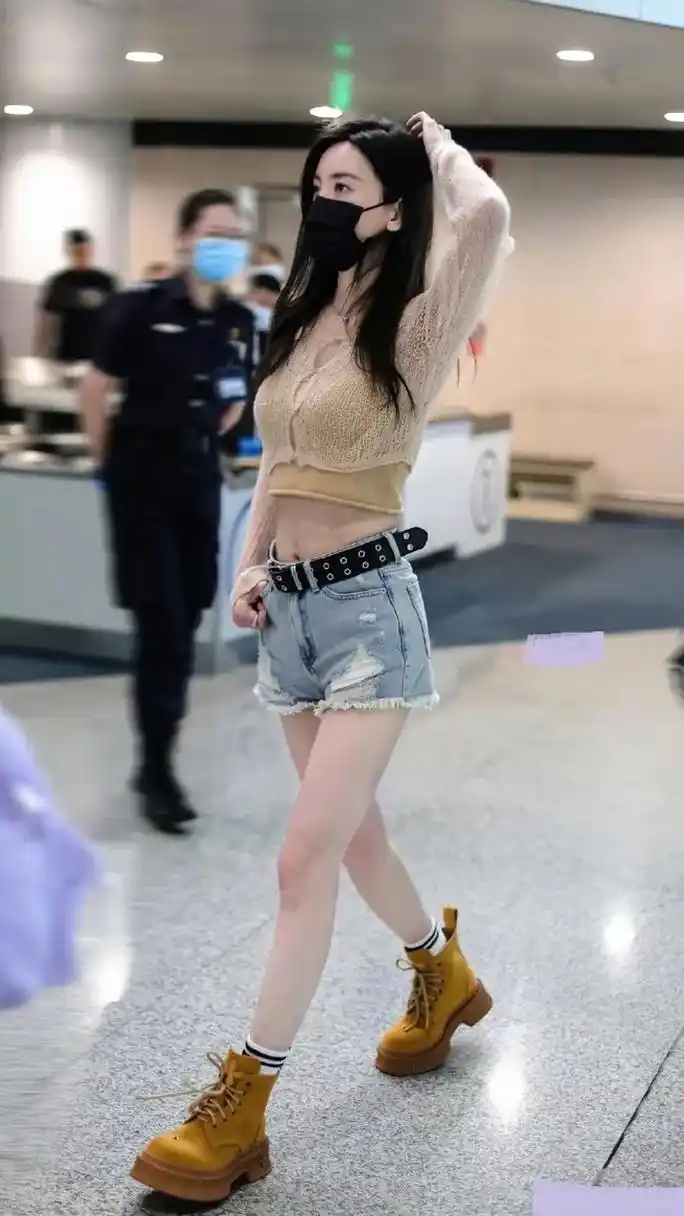 于文文脚踩咖啡色工装