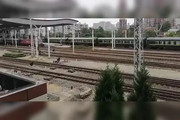 z53次列车出武昌站本务京局京段hxd3d0078