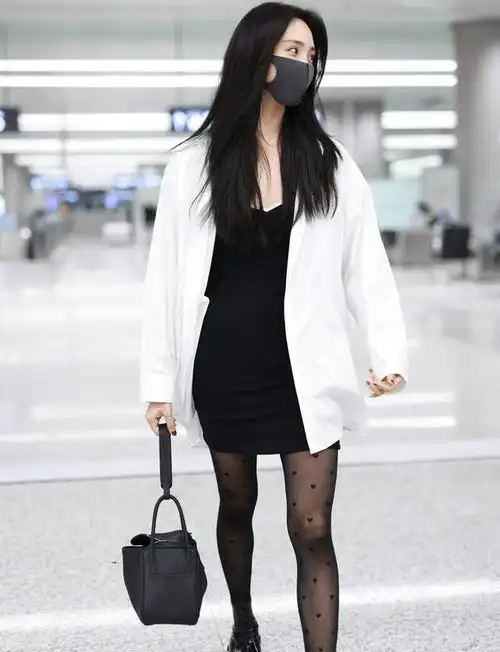 黑色桃心丝袜搭配紧身连衣裙,王紫璇走出六亲不认的步伐!