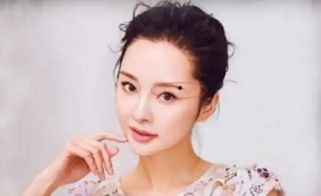 相学中说到:"右眉尾有痣,妻奸夫不知".