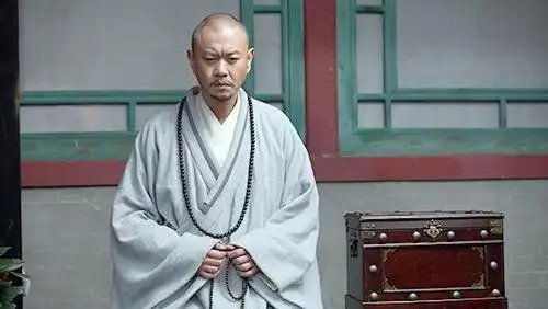 引得剧中大反派"明德"(张志坚饰)追杀至少林寺前,少林方丈出面意图