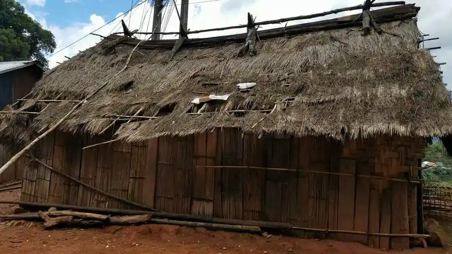 老挝农村贫穷人家住的房子,如此简陋,能住人吗?