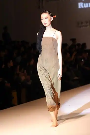 图文:天意-梁子时装秀--时尚碧玉