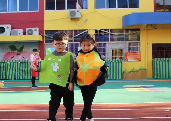 变废为宝,尽显霓裳——记彩虹桥幼儿园中二班环保时装走秀活动