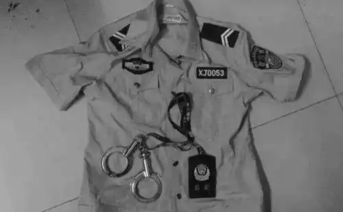 这警服太假了周庸问我怎么回事儿,我说可能是搞电信诈骗的.
