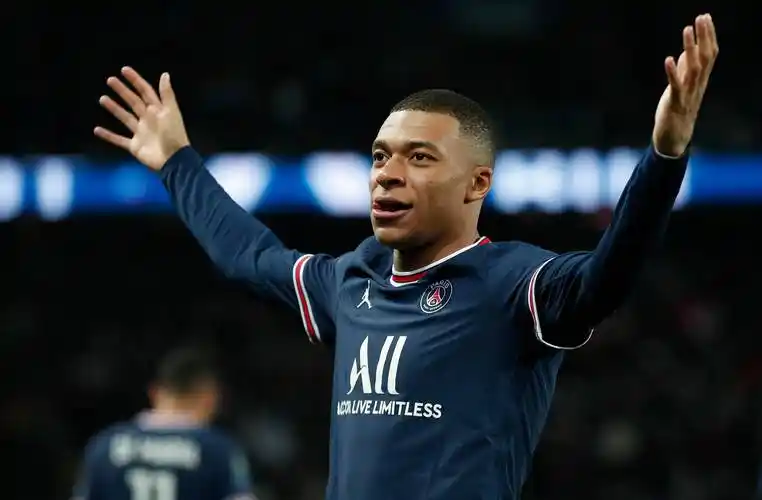 足球——法甲:巴黎圣日耳曼胜圣埃蒂安_比赛_姆巴佩_球员