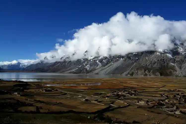 p>米堆冰川在米堆河的上游,米堆河是 a target="_blank" href="/item