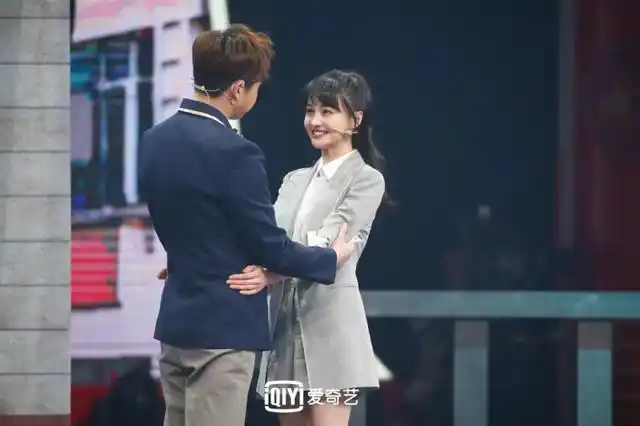 爱的华尔兹多甜" 王牌舞台上郑爽穿校服再现楚雨荨 端木磊俞灏明惊喜