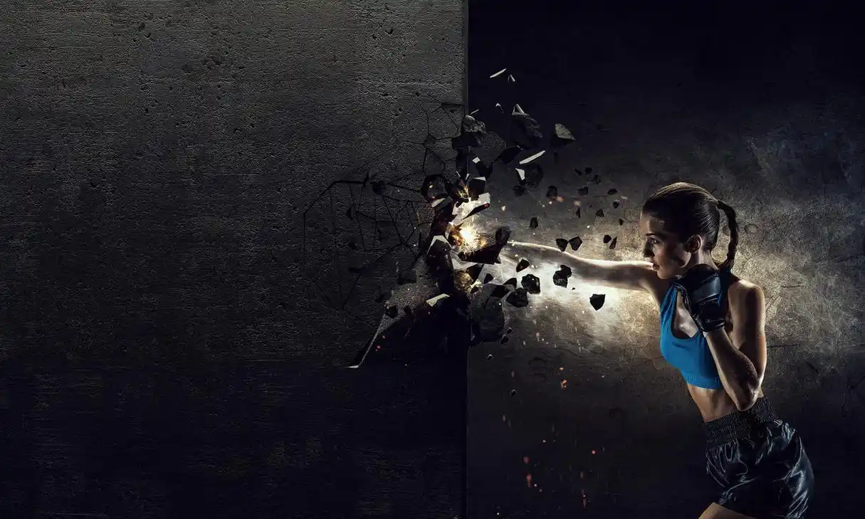 自由搏击拳击打拳的女人健身运动女人健身运动拳击