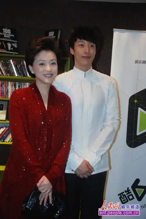 杨澜和片中主演合影.人民网记者 赵纲 摄