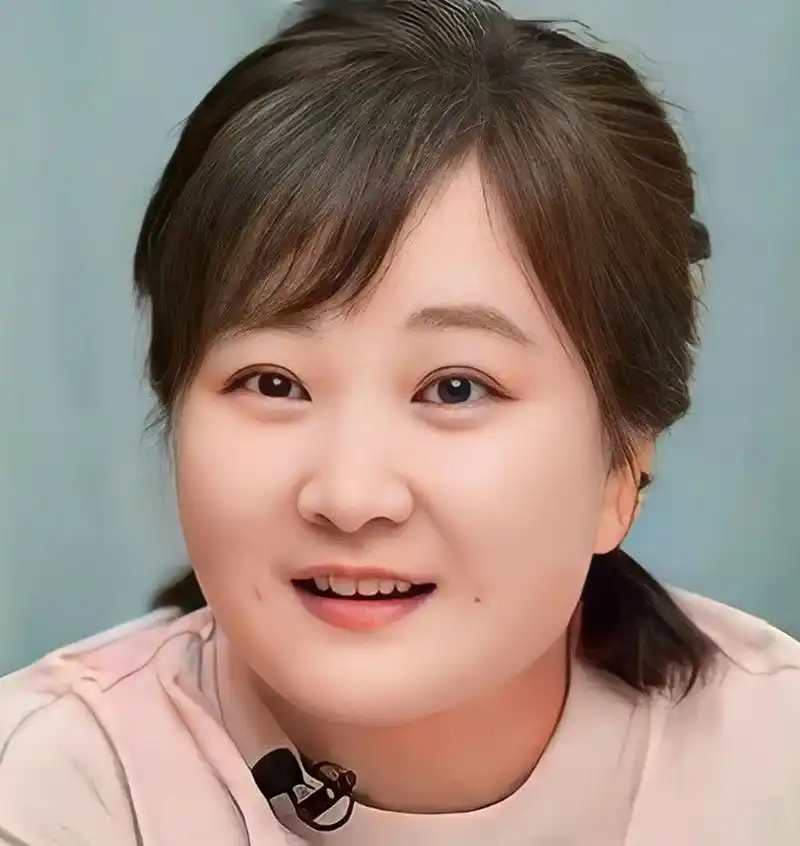 年轻时的贾玲,不说是倾国倾城,那也算得上是清纯靓丽的校花.