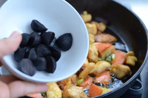黑蒜烧鸡块怎么做_黑蒜烧鸡块的做法_tgcyy_豆果美食