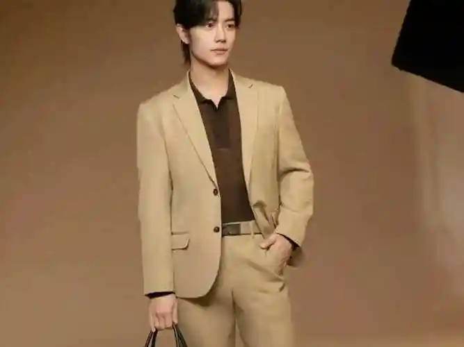 原创肖战霸气亮相海外访谈四大成绩瞩目实力诠释偶像魅力