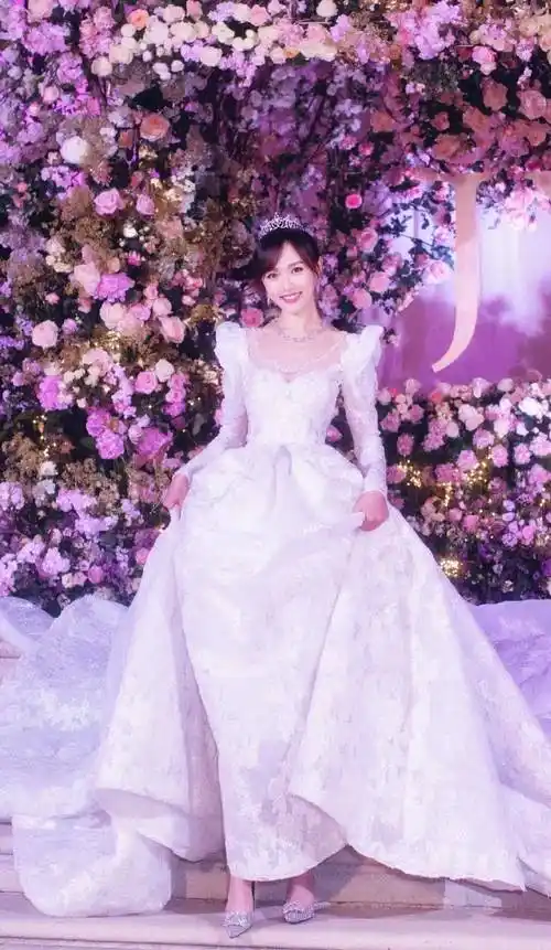 论女星白色婚纱造型有多惊艳,刘亦菲素赵丽颖复古杨紫热巴美出圈