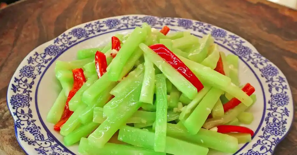 原创推荐清炒莴笋的做法,,简单易学,清脆爽口,营养丰富,试试吧!