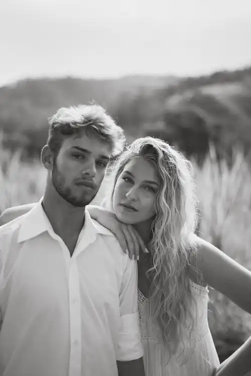 黑白情侣肖像照图片第3张