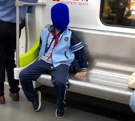 怪不得校服脏兮兮的,小学生坐地铁时的"奇葩姿势"被曝光