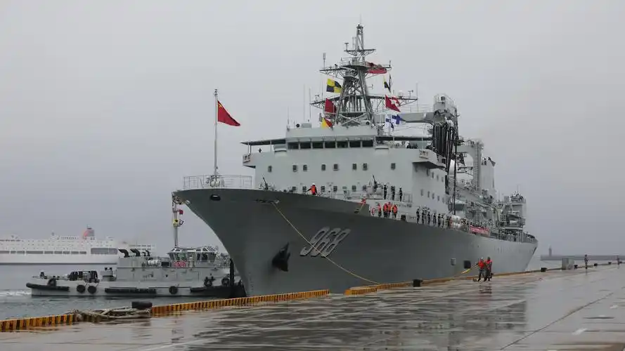 综合补给舰可可西里湖舰驶抵青岛某军港 秦慧鹏摄返航途中,编队圆满