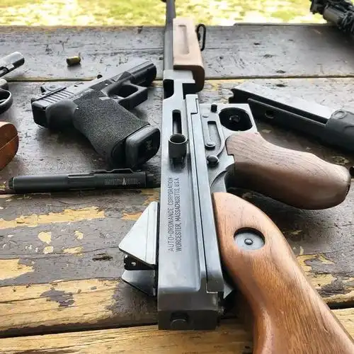 汤普森冲锋枪二战战场和上古黑帮片里的扫敌利器