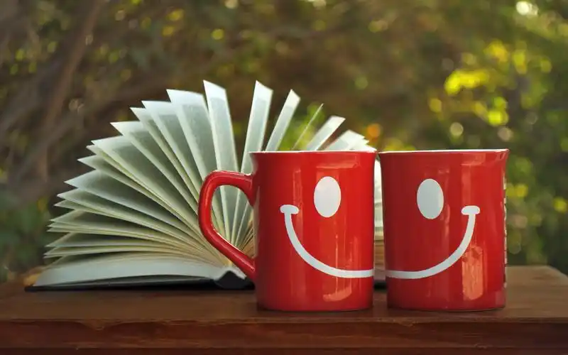 壁纸 红色的笑脸杯,书