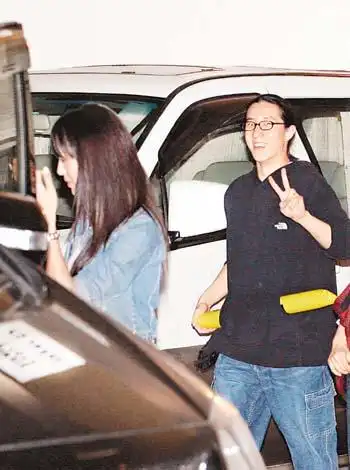 房祖名与官恩娜曝姐弟恋开车送女友回家图