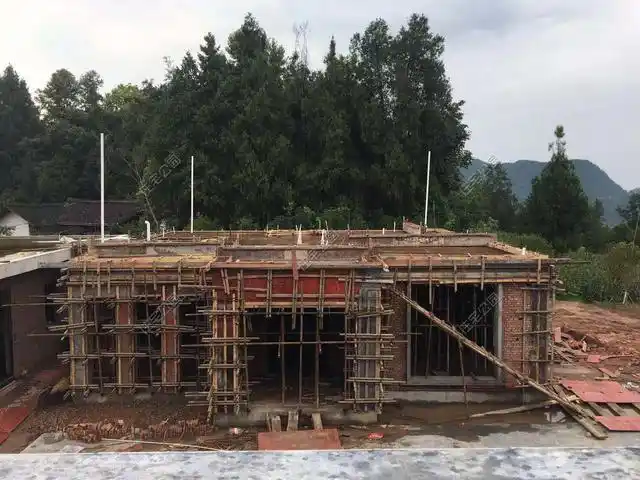 四川小伙回农村盖房子开工两天手掌全磨破感叹建房难