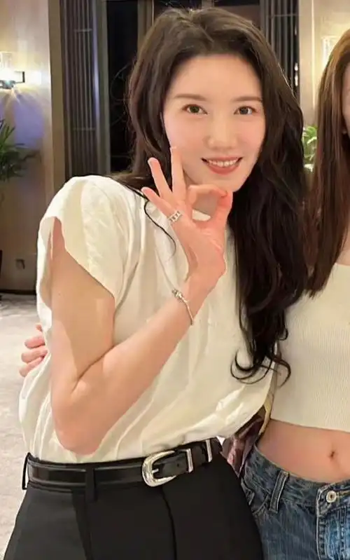 高露和高圆圆在外貌上本就有些类似,但在这张合影里,高露与高圆圆的