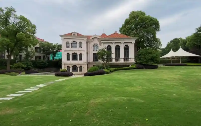 在上海1.2亿的的独栋别墅,这里可是寸土寸金,花园占地面积近5亩