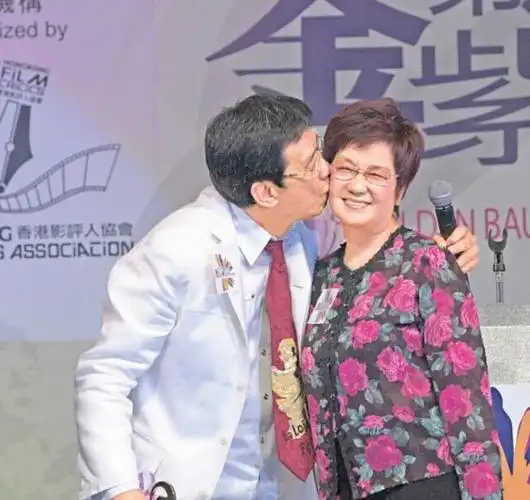 回顾胡枫与妻子双向奔赴59年妻子因病去世他的坚持让人泪目