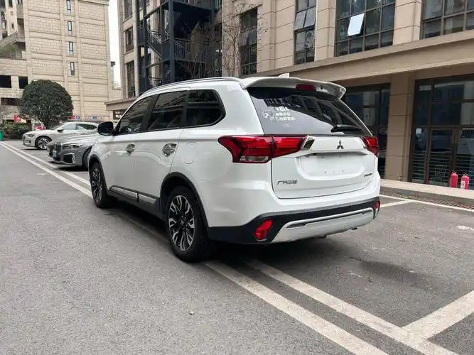 三菱 欧蓝德 2.0l 两驱畅享版 7座