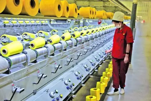 7月11日,在新疆库尔勒经济技术开发区新疆康平纳智能染色有限公司筒子