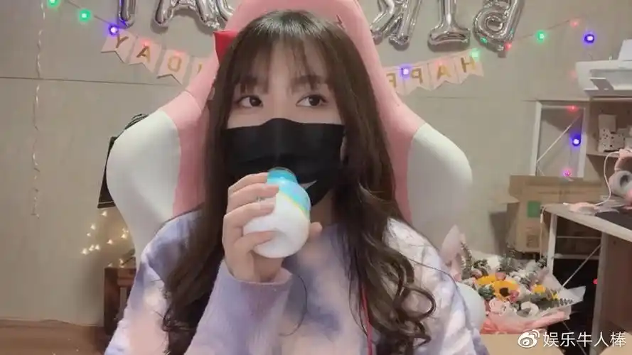 头重脚轻小团团大饼脸下却有着1双竹竿腿看到其1起身动作弹幕沸