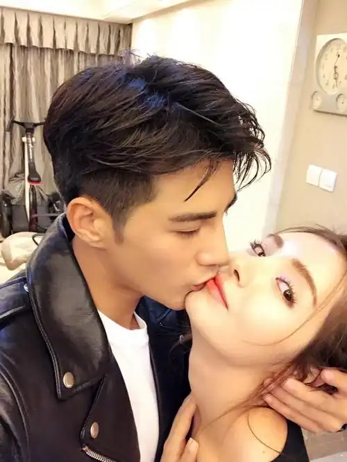 姜潮麦迪娜一家三口照曝光!