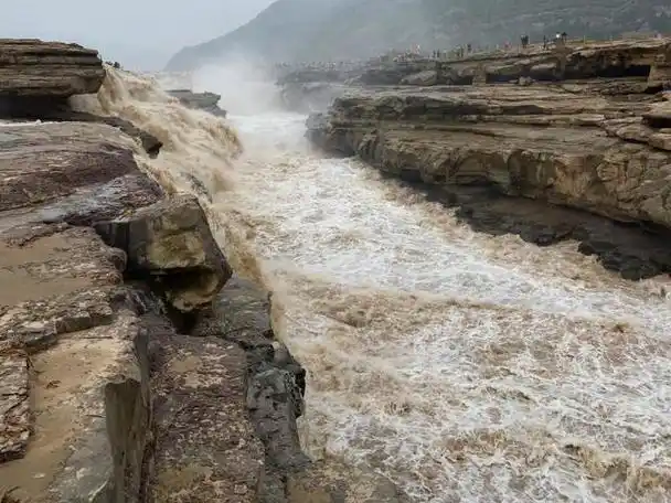 黄河壶口瀑布,东岸是山西省临汾市吉县壶口镇,西岸则属陕西省延安市