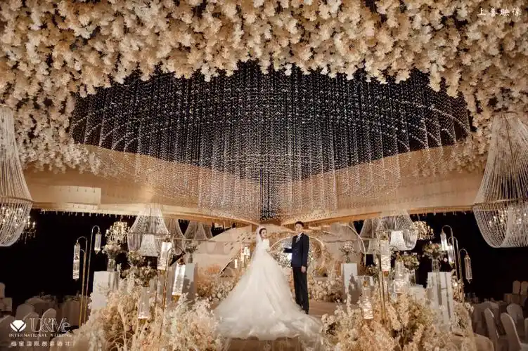 费全免(20桌起)草坪婚礼场地费3—5千(5桌起)餐标1699起#郑州婚宴酒店