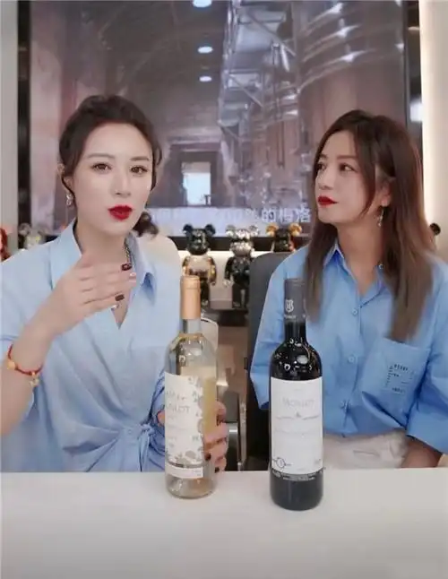 赵薇现身薇娅直播间冻龄状态引热议透露选中张哲瀚签约的原因