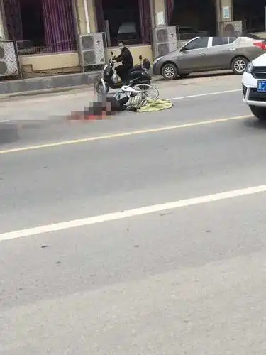 秦皇岛一男子被大车碾压头部!当场死亡.