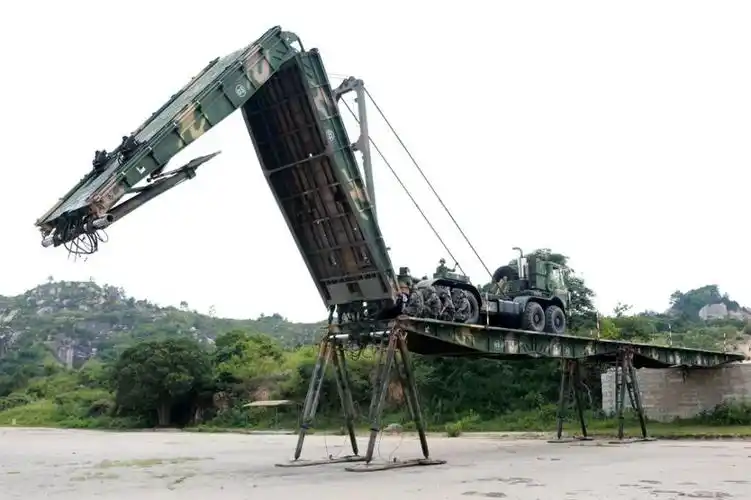 全程展示解放军架桥车快速架桥