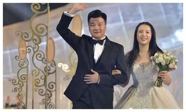 联赛第一射手李金羽,曾和女演员殷桃恋爱,43岁娶第3任娇妻