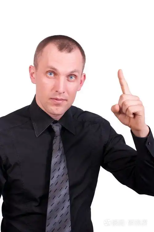 这位年轻人把一根手指指