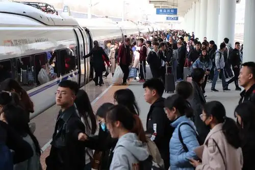 青岛西站清明假期发送旅客过万,再创新高! - 美篇