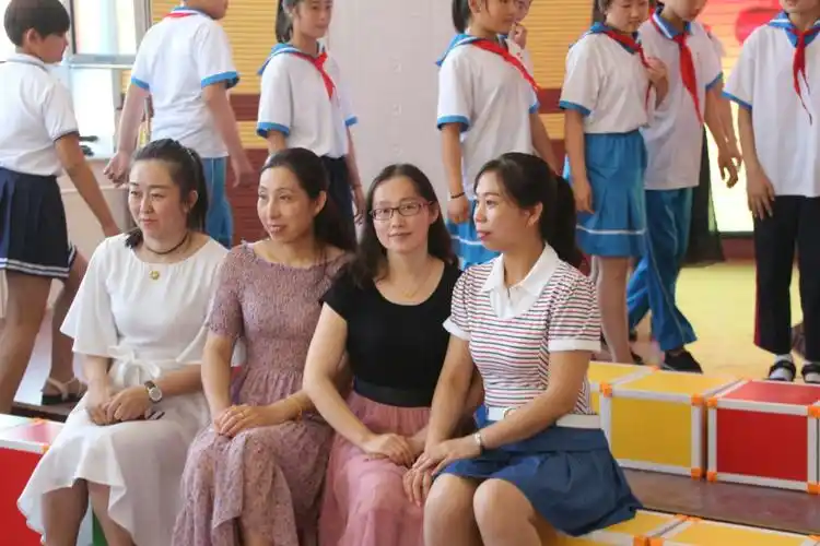 德惠市五台中心小学2018届"扣好人生第一粒扣子,靓装前行"主题毕业