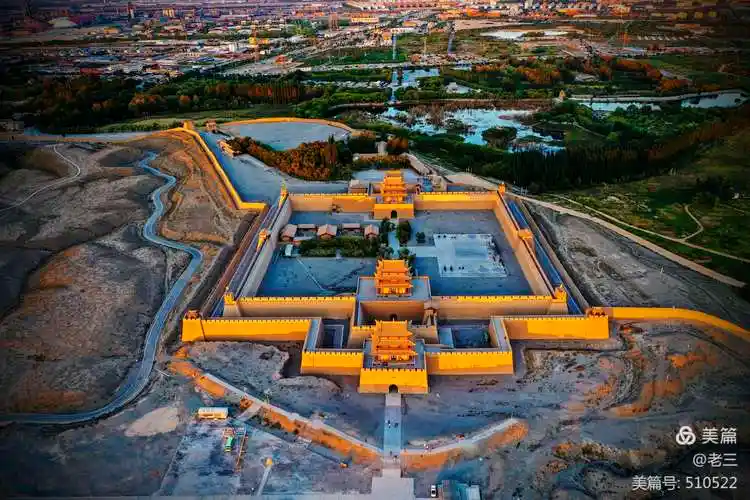 俯瞰嘉峪关(队头航提供)