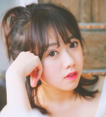 俏皮,个性适合的年龄:20岁左右烫卷短发半丸子头的这一款发型尽显可人